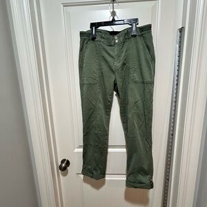 White House Black Market women’s size 8 Olive Cargo Pant. Mid rise straight crop